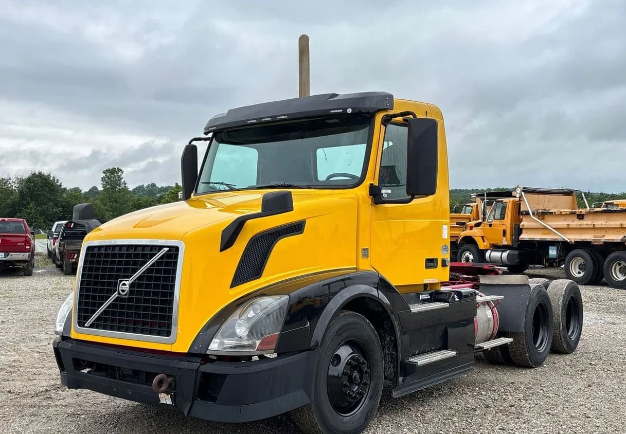 2017 Volvo VNL Semi Truck