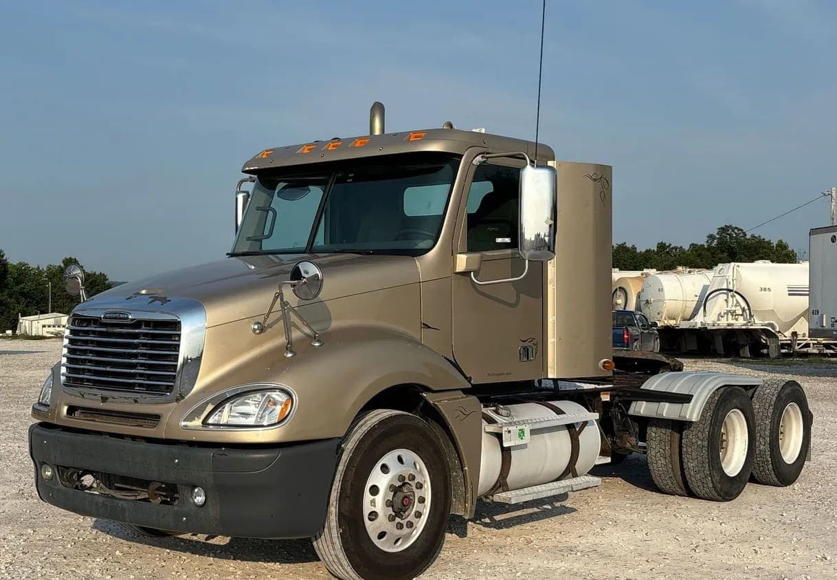 2013 Freightliner Columbia Semi Truck