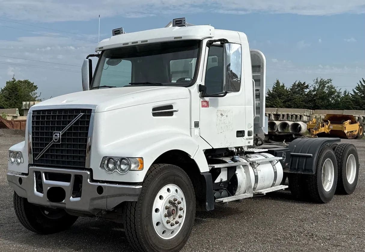 2015 Volvo VHD Semi Truck
