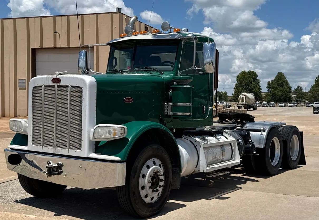 2016 Peterbilt 389 Semi Truck